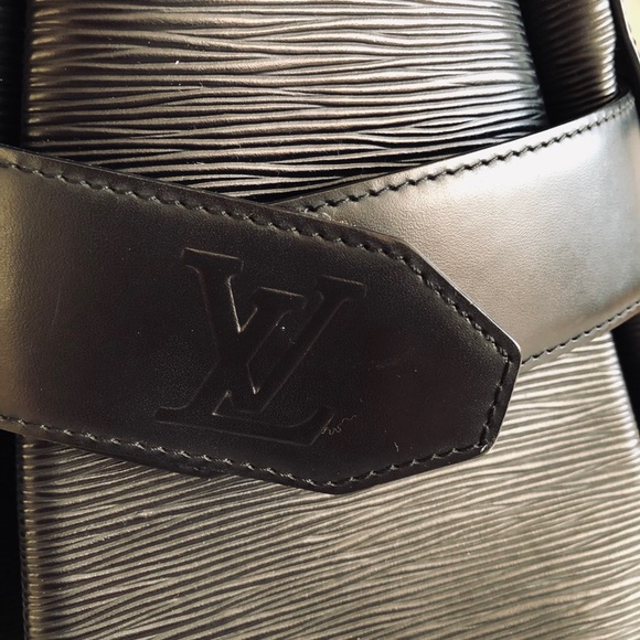 Louis Vuitton Black Epi Leather Sac D’Epaule - Picture 2 of 10